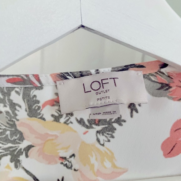 Loft Floral Blouse Size XSP fits like a S - Picture 3 of 3
